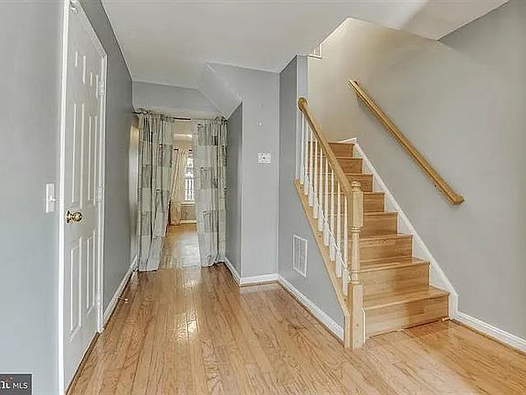 front door/walkin