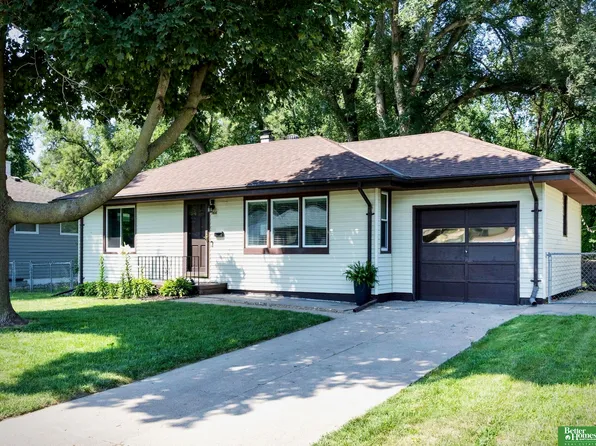 1414 Maenner Dr, Omaha, NE 68114