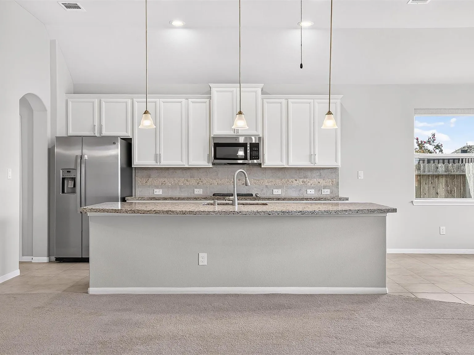 4 bed, 3.0 bath, 2572 sqft, $2,600 — Photo 4