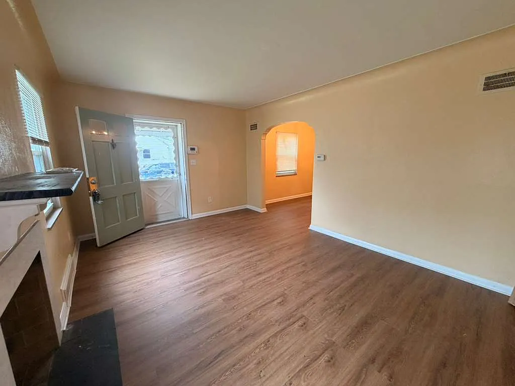 Building Photo - 706 W Gramercy Ave
