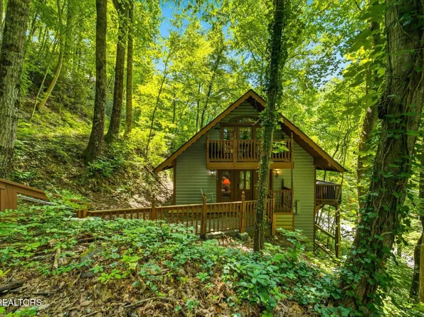 1211 N Baden Dr, Gatlinburg, TN 37738