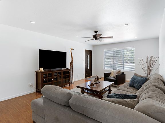 4th image of 301 E Hermosa Dr