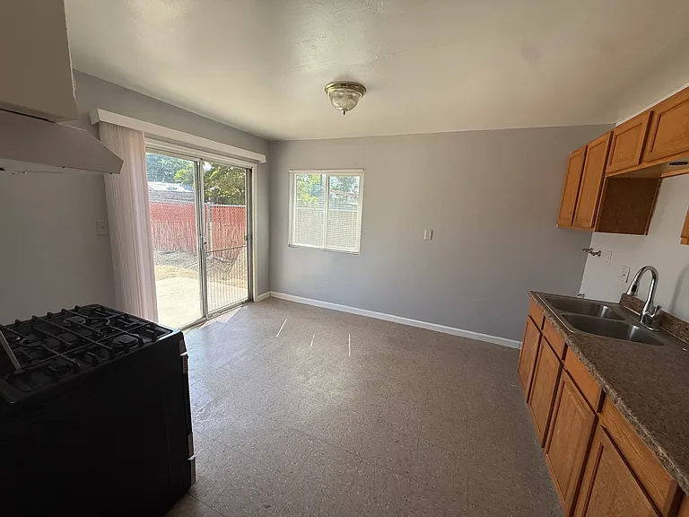 147 N Victoria Ave — Photo 34