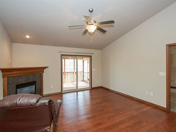 4th image of 230 Woodfield Ln