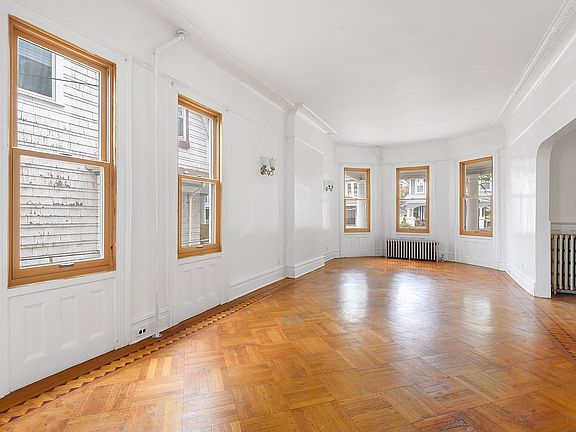 4th image of 499 E 24th St