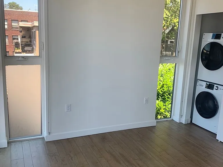 Welcome to Lakeview! - Live in Luxury & Style in the heart of Eastlake — Photo 32