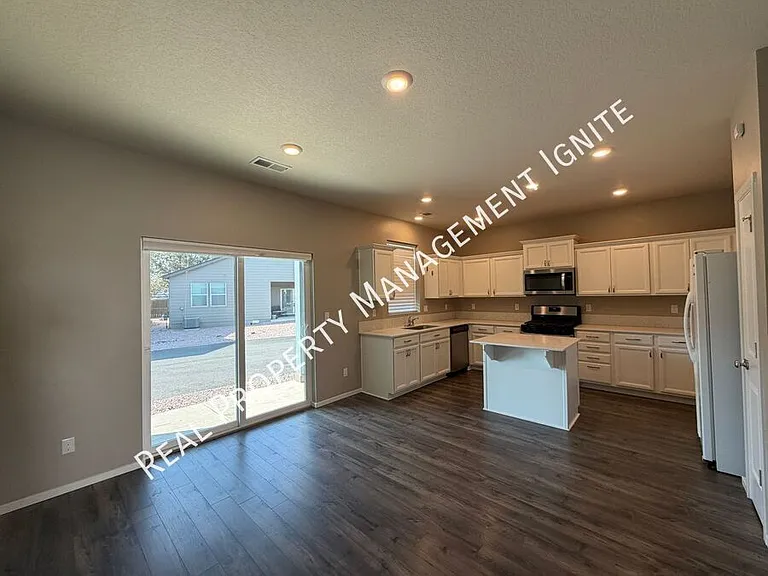 1430 NW Upas Pl — Photo 3
