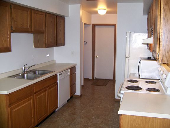 5th image of 1027 Greenwood Cir #1027