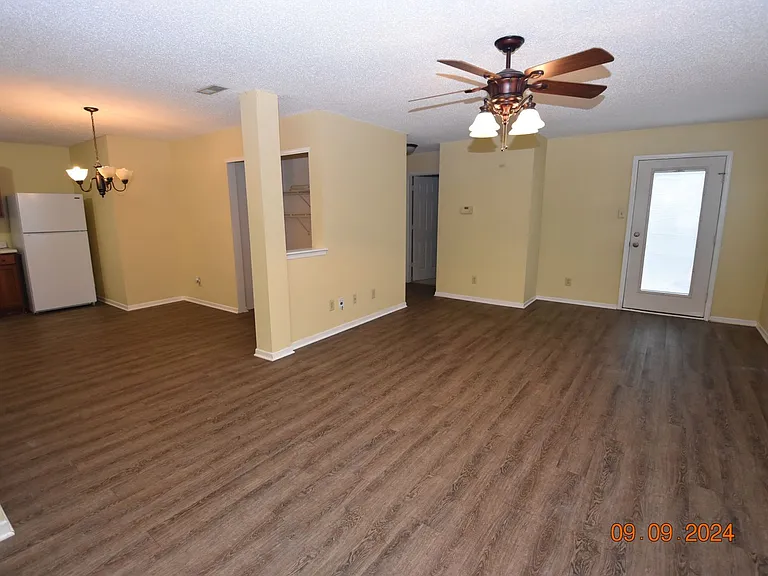 658 Florence Dr — Photo 2