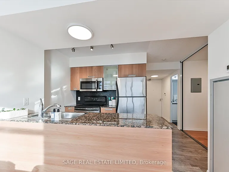 38 Grenville St #902 — Photo 11
