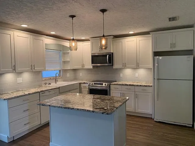 619 Desoto Ln — Photo 2