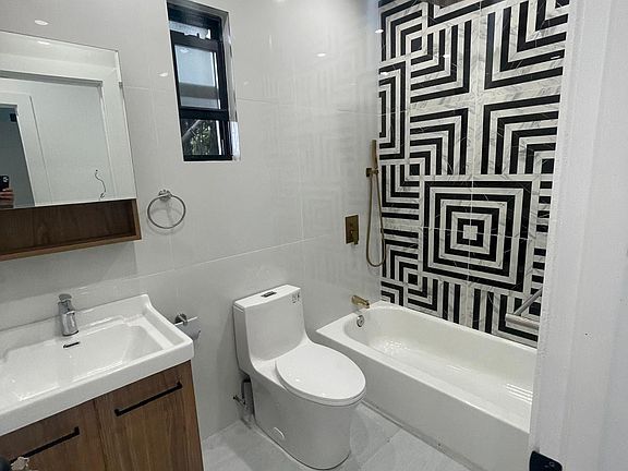 5th image of 914 Crescent St Floor 2