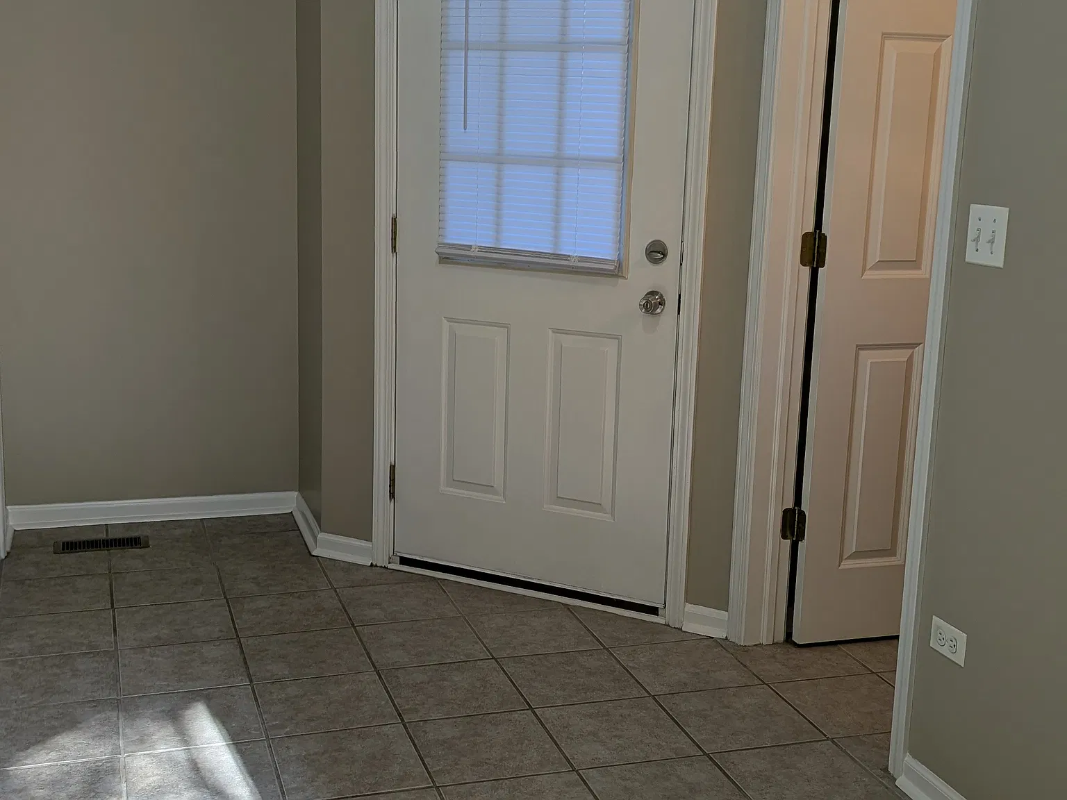 2 bed, 1.5 bath, 1271 sqft, $2,400 — Photo 2