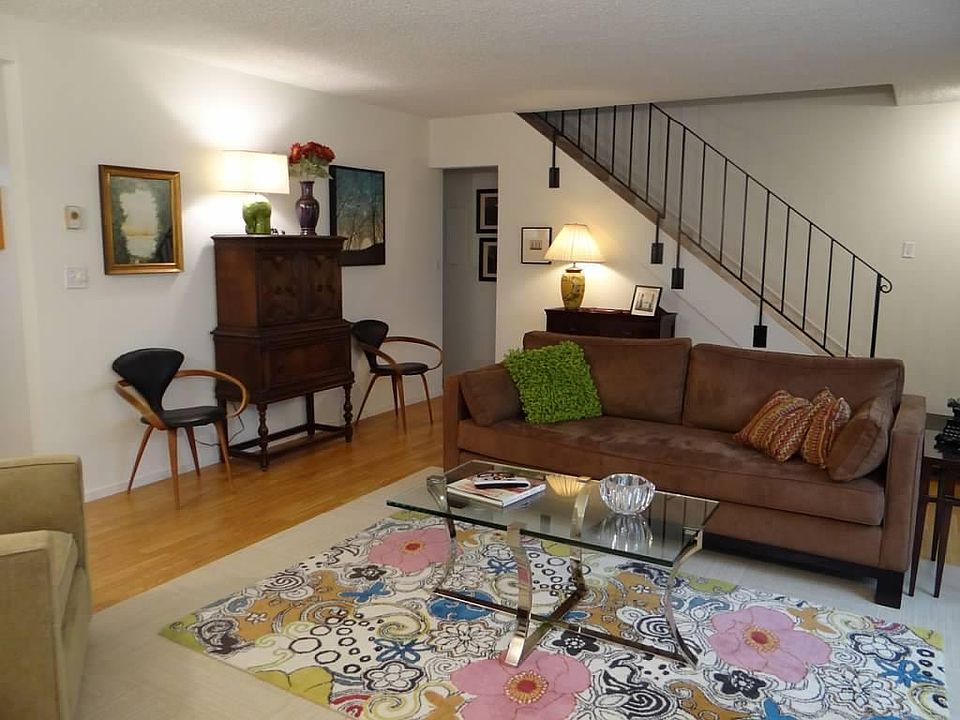 Living room w/guest bath thru doorway