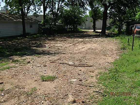 4th image of 216 W 1st St