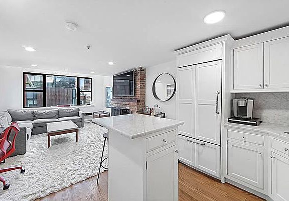 3rd image of 838 Greenwich St Ph D