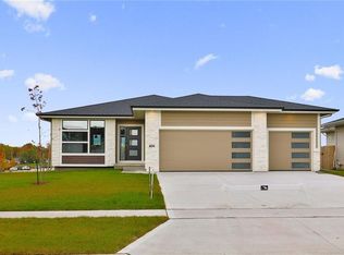 835 8th St, Waukee, IA 50263