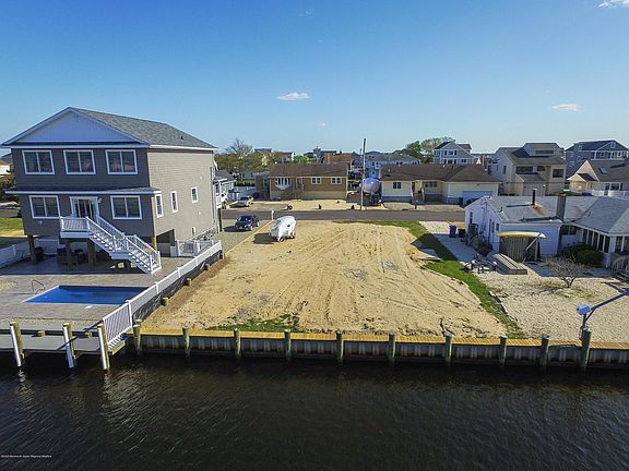 3rd image of 22 Venetian Ct