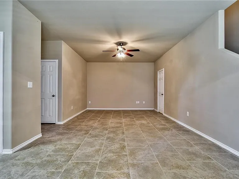 702 E College St — Photo 14