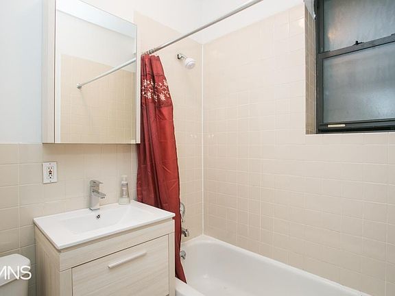 4th image of 318 W 49th St APT 2RE