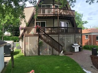 30429 E Pointe Dr, Gibraltar, MI 48173