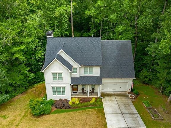 3rd image of 214 Hollyberry Way