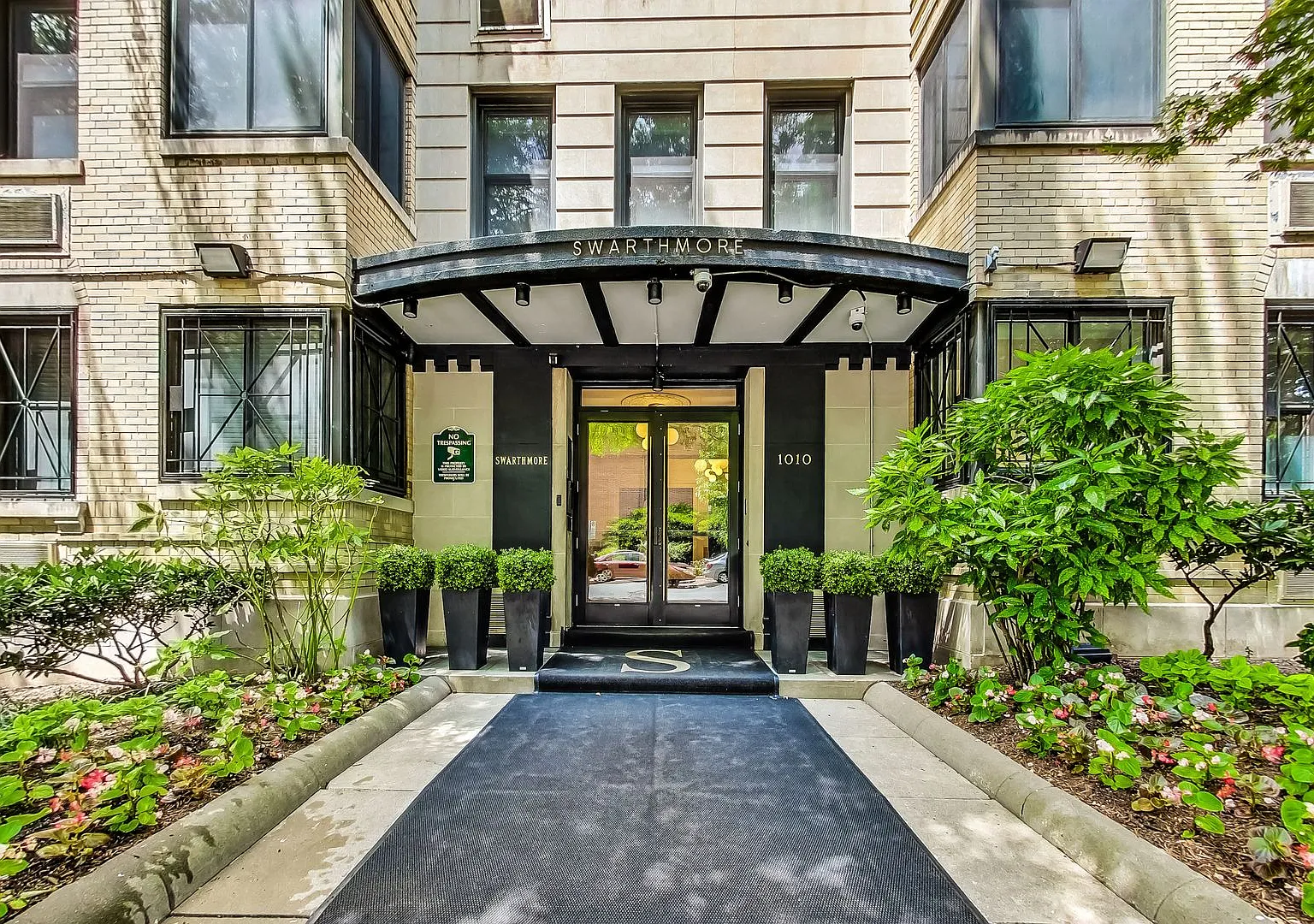 Stylish 1 Bedroom Condo in Foggy Bottom! — Photo 4