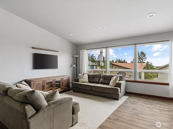 5th image of 1070 Halsey Drive
