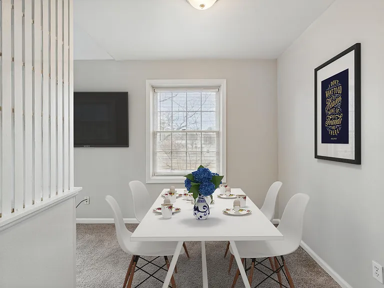 Jamestown Apartments & Townhomes — Photo 17