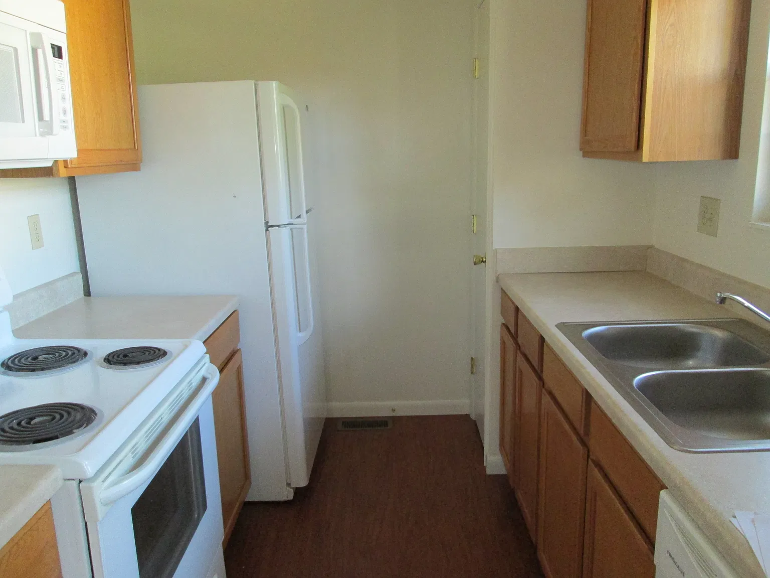 3 bed, 2.5 bath, 1760 sqft, $2,000 — Photo 2