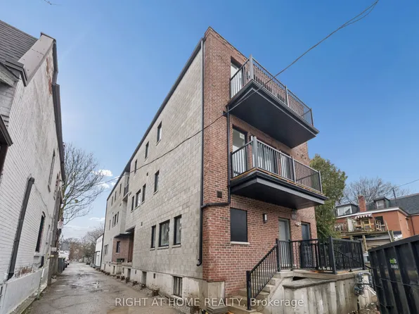 91 Barton Ave #6, Toronto, ON M6G 1P7
