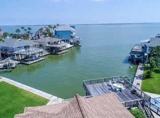 1315 Oahu Dr, Tiki Island, TX 77554