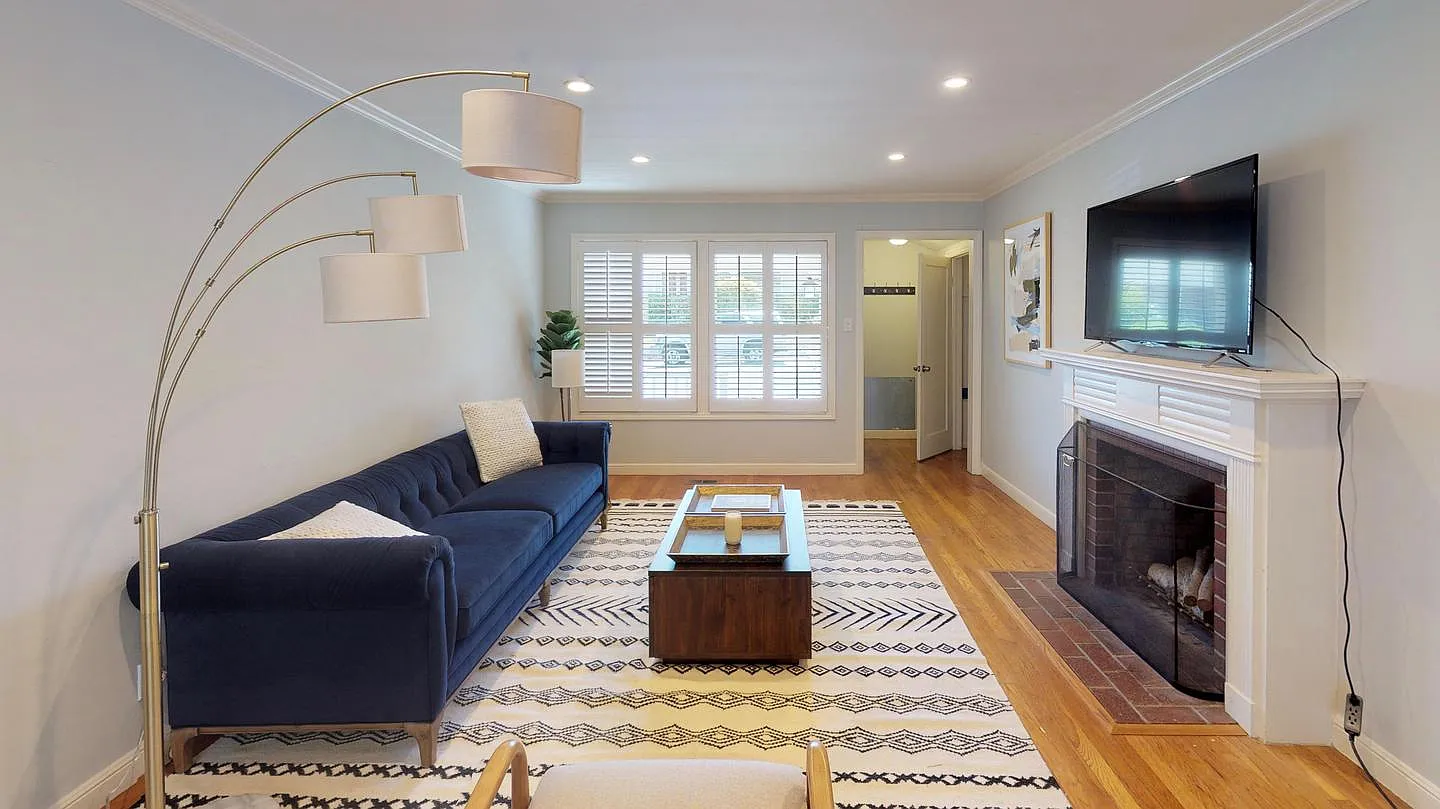 Private Bedroom in Delightful San Mateo Home With Lovely Patio — Photo 2