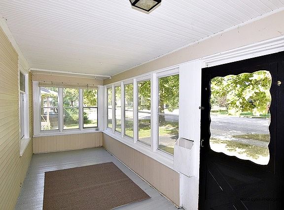 2nd image of 618 W Galena Blvd