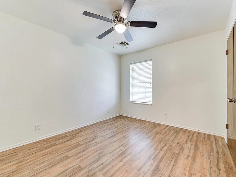 1829 Courtney Ln — Photo 9
