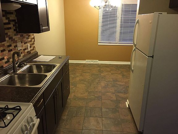 5th image of 3915 Camelot Dr SE