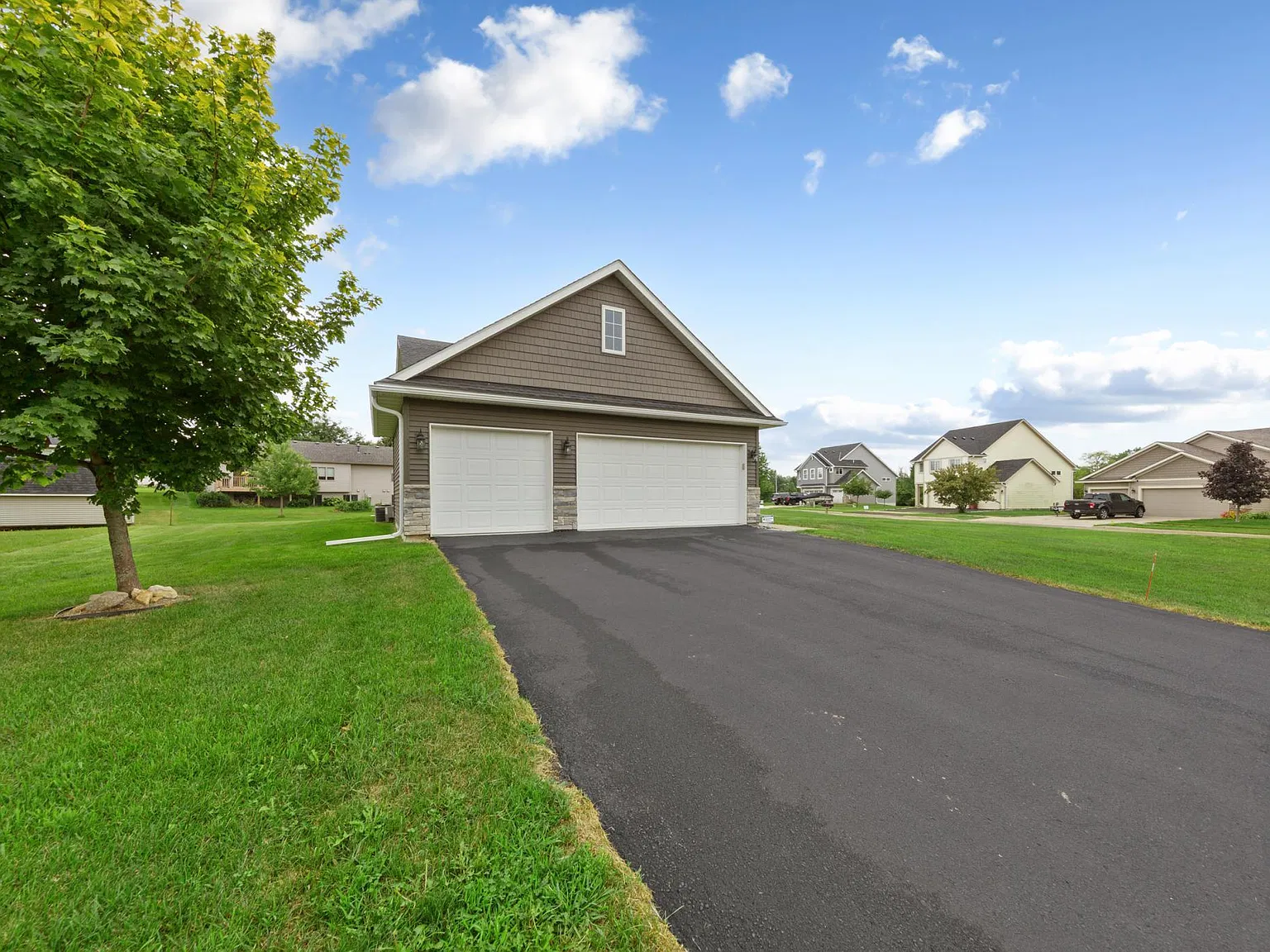 5 bed, 3.0 bath, 2788 sqft, $3,900 — Photo 4