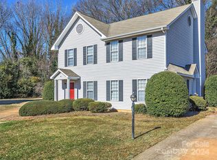 813 Selwyn Oaks Ct, Charlotte, NC 28209