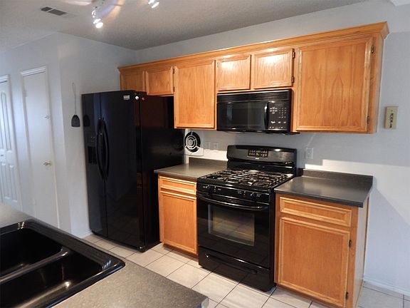 5th image of 2402 Dennis St