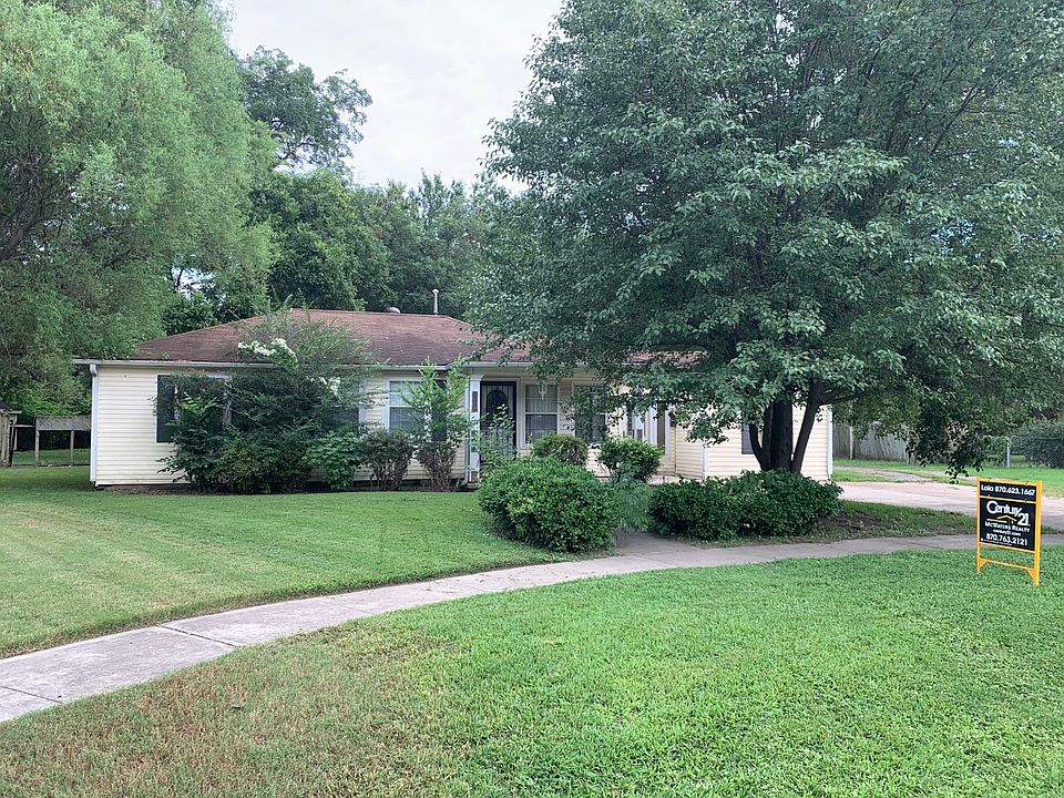 1st image of 525 SW Parkway Dr