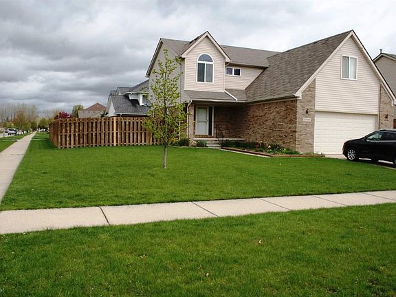 3rd image of 29001 Pinehurst Dr