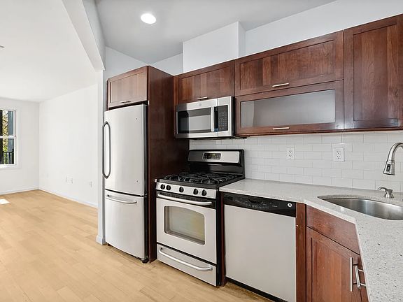 5th image of 95 Dikeman St APT 1R