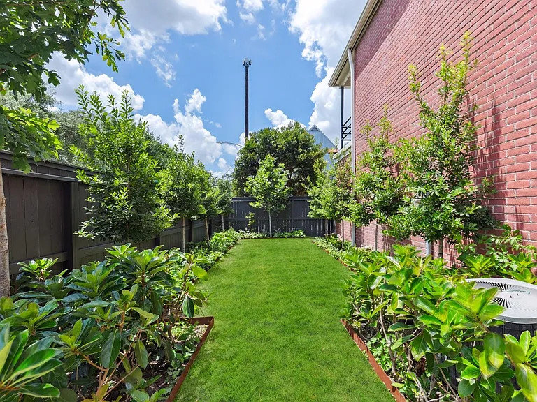 601 Sandman St — Photo 25