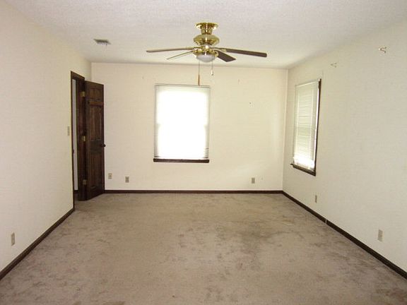 4th image of 76 Thornhill Dr