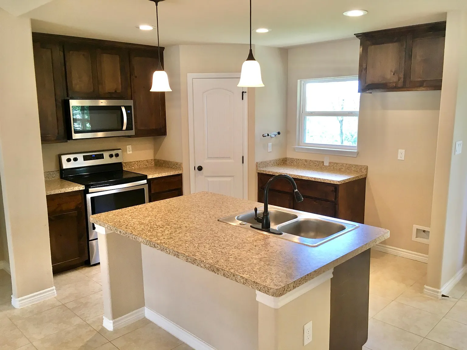 391 Windy Hill Dr — Photo 2
