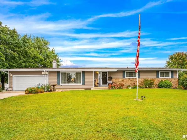 204 W Joseph St, Roanoke, IL 61561