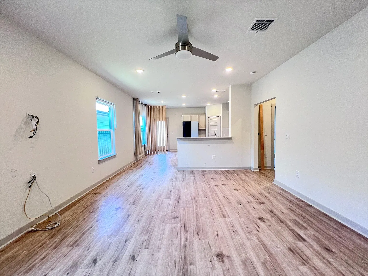 4 bed, 2.5 bath, 2189 sqft, $2,300 — Photo 2