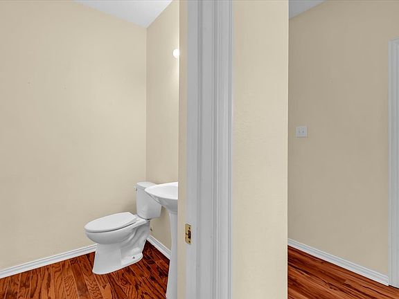 3rd image of 2023 Lairds Dr