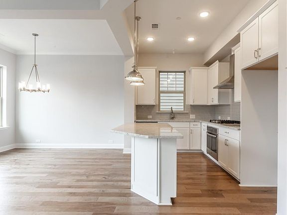 5th image of 104 Bastille Way SE