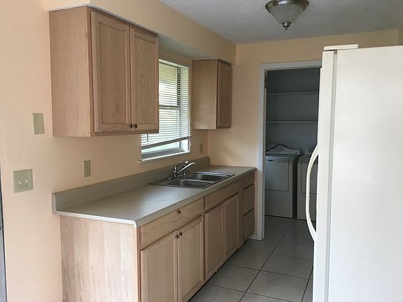 3rd image of 8 Roanoke Dr